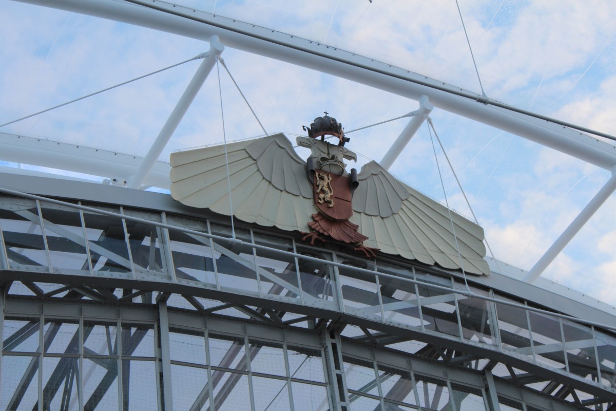 Der  Doppeladler  an der Decke des neuen Dachs des  Salzburger Hauptbahnhofs  am 13. Juli 2012.