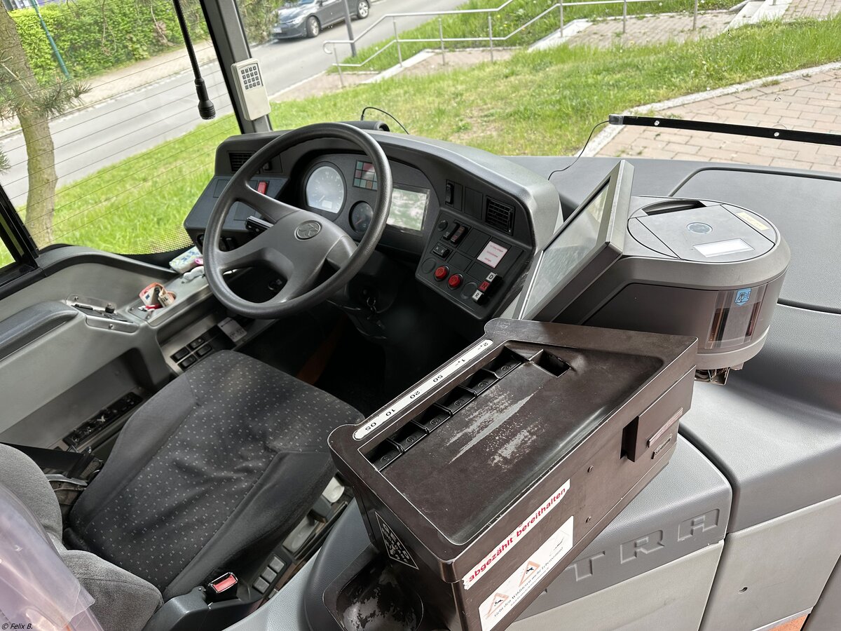 Der Fahrerarbeitsplatz eines Setra 415 NF der MVVG in Plau am See.