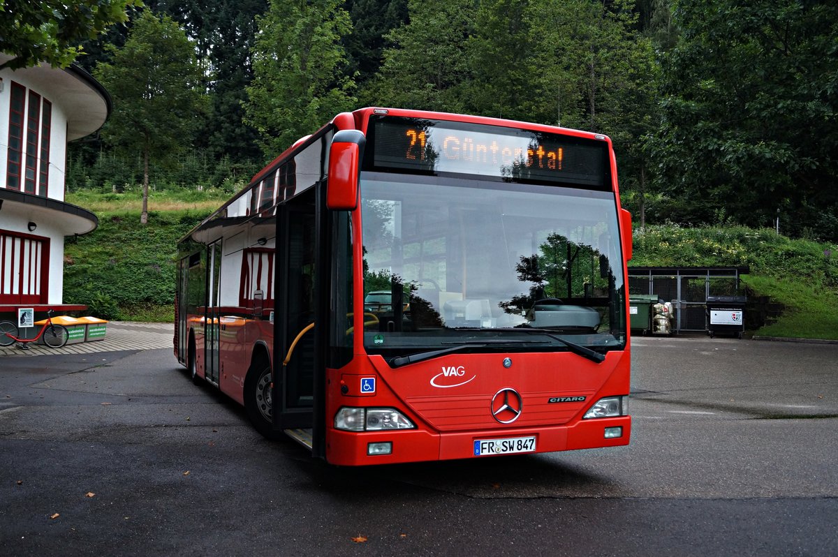 Der Mercedes Benz Citaro Standartbus Nr. 847 der VAG-Freiburg wartet am 8. August 2017 an der Talstation der Schauinslandbahn in Horben auf seine Abfahrt Richtung Gnterstal (Linie 21).