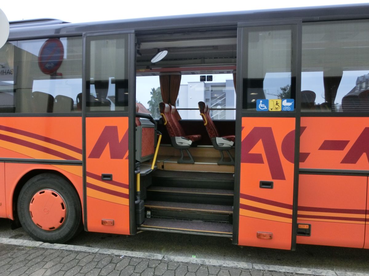 Der mit einem Rollstuhllift ausgerstete Mitteleinstieg des Setra S 319 UL-GT von Nagl-Reisen aus Moosen/Vils bei Taufkirchen/Vils. Das Podest gegenber der Tr ist zugunsten eines Kinderwagen-/Rollstuhlabstellplatzes ausbaubar ausgefhrt.