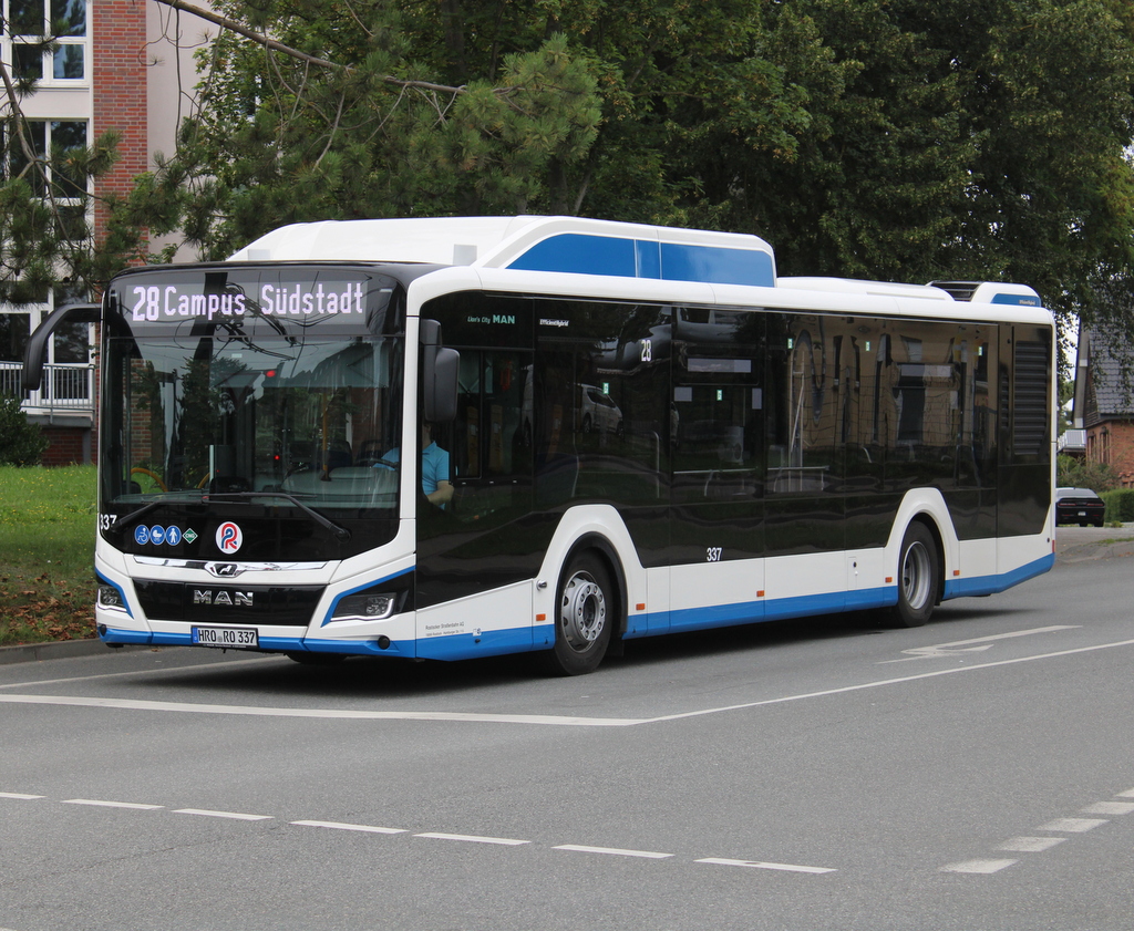 Der Neue MAN Lion´s E als Linie 28 von Rostock-Holbeinplatz nach Campus Sdstadt stand am 06.08.2023 im Rostocker Stadtgebiet.