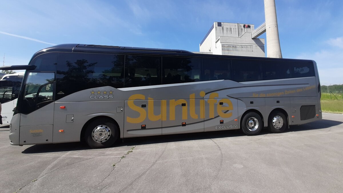 Der neue Sunlife Bus - HF 634 CC - Volvo 9900 13,1 m  49+1 
gesehen in Zwentendorf N am 4.Juni 2021