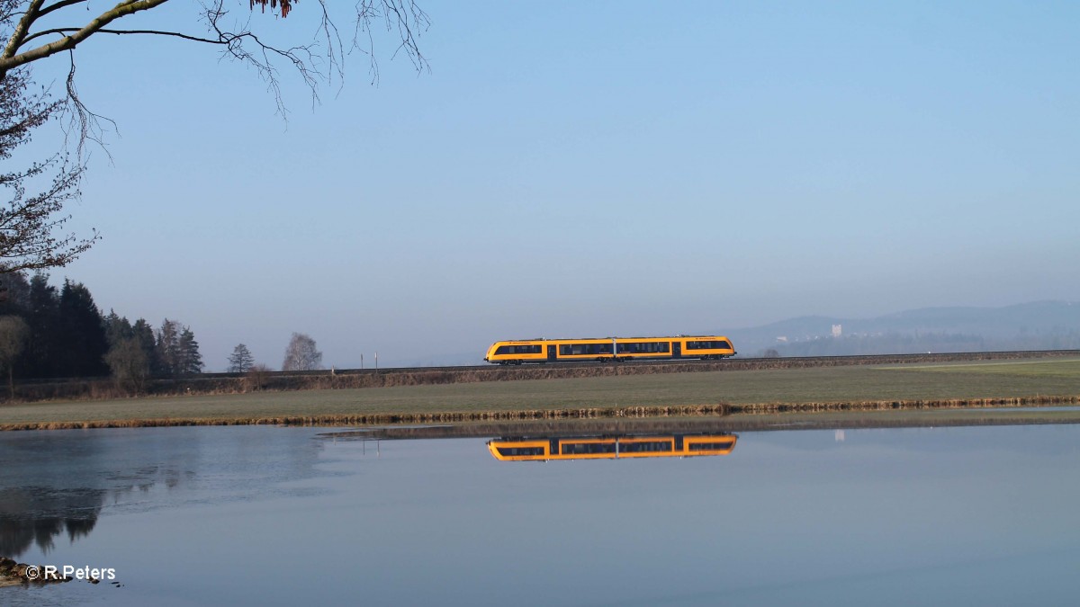Der Unbekannte Oberpfalzbahn Lint41 kommt als OPB79717 Marktredwitz - Regensburg bei Oberteich wieder zur�ck. 18.03.16