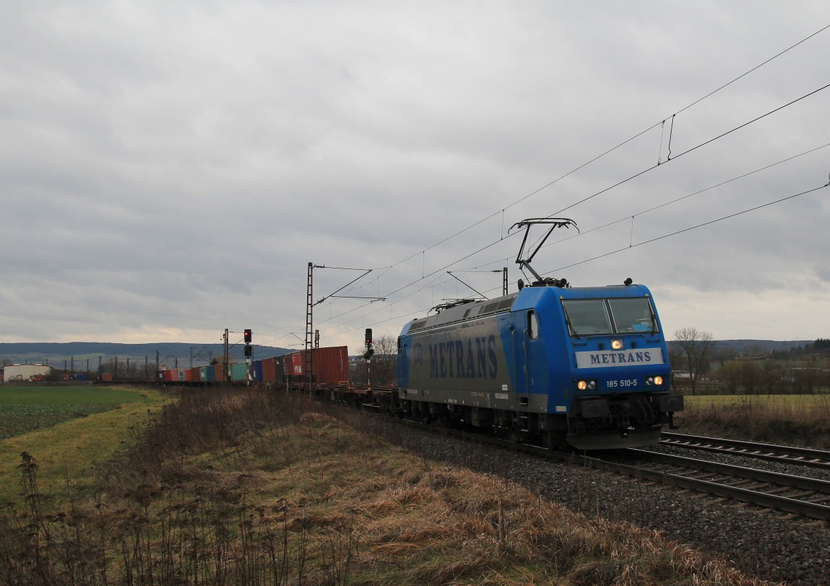 Die  Metrans  185 510-5 war am 21. Februar 2014 mit einem Containerzug bei Thüngersheim unterwegs.