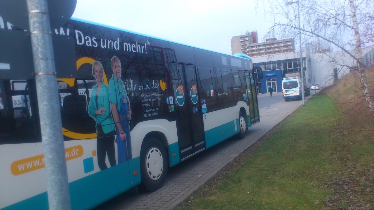 ...die rechte Fahrzeugseite mit der Werbung in eigner Sache der Stadtwerke die er schon mal bekommen hat