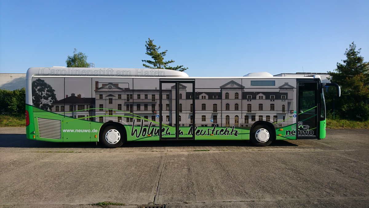 .....dieser Citaro 2 am Betriebshof in Neubrandenburg im Mai 2017 von Becker Strelitz Reisen mit seiner Vollwerbung fr  Wohnen in Neustrelitz  diese Busse werden fr den Stadtverkehr als auch fr den berlandverkehr eingesetzt 