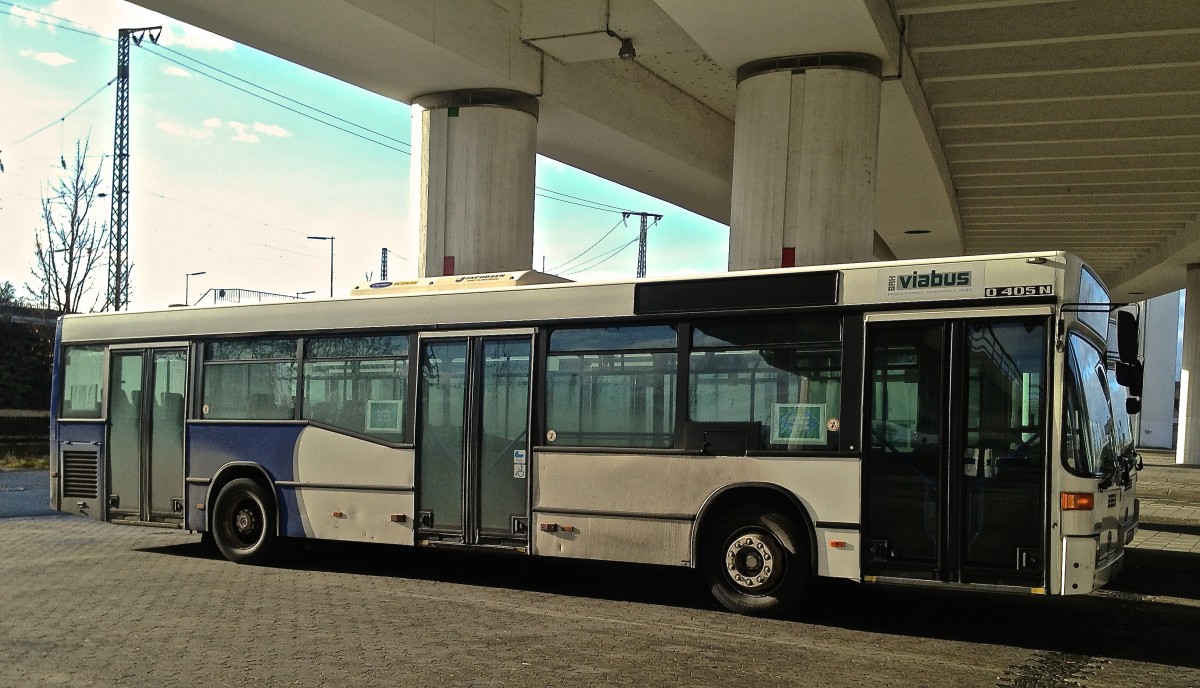 Dieser dreitrige Mercedes-Benz O 405N2 von Viabus war am 23.12.2013 am Hauptbahnhof Ludwigshafen abgestellt.