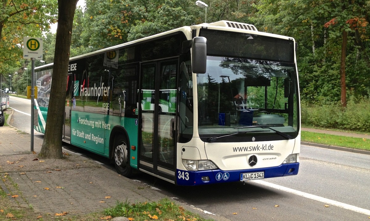 Dieser Mercedes-Benz Citaro Facelift der Stadtwerke Kaiserslautern (Wagen Nr. 343) stand whrend eines Bundesligaspiels des 1.FCK auf einem Parkplatz und wartete auf seinen Einsatz. Der Bus trgt Werbung des Fraunhofer Instituts fr Experimentelles Software Engineering in Kaiserslautern.