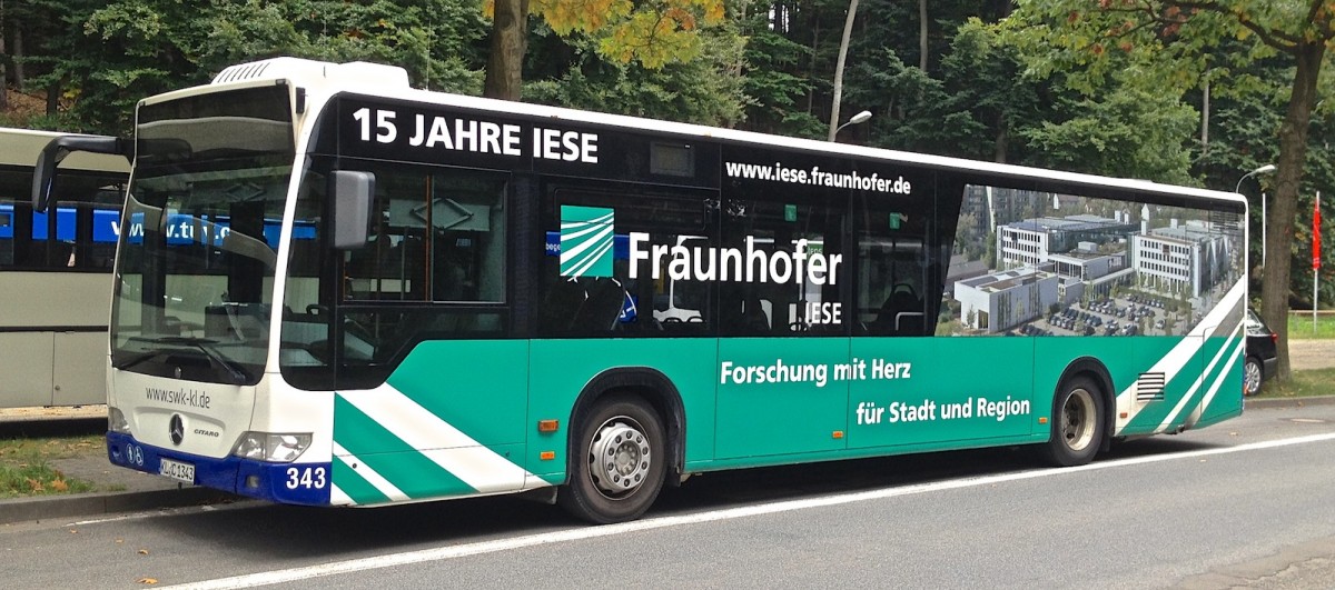 Dieser Mercedes-Benz Citaro Facelift der Stadtwerke Kaiserslautern (Wagen Nr. 343) stand whrend eines Bundesligaspiels des 1.FCK auf einem Parkplatz und wartete auf seinen Einsatz. Der Bus trgt Werbung des Fraunhofer Instituts fr Experimentelles Software Engineering in Kaiserslautern.