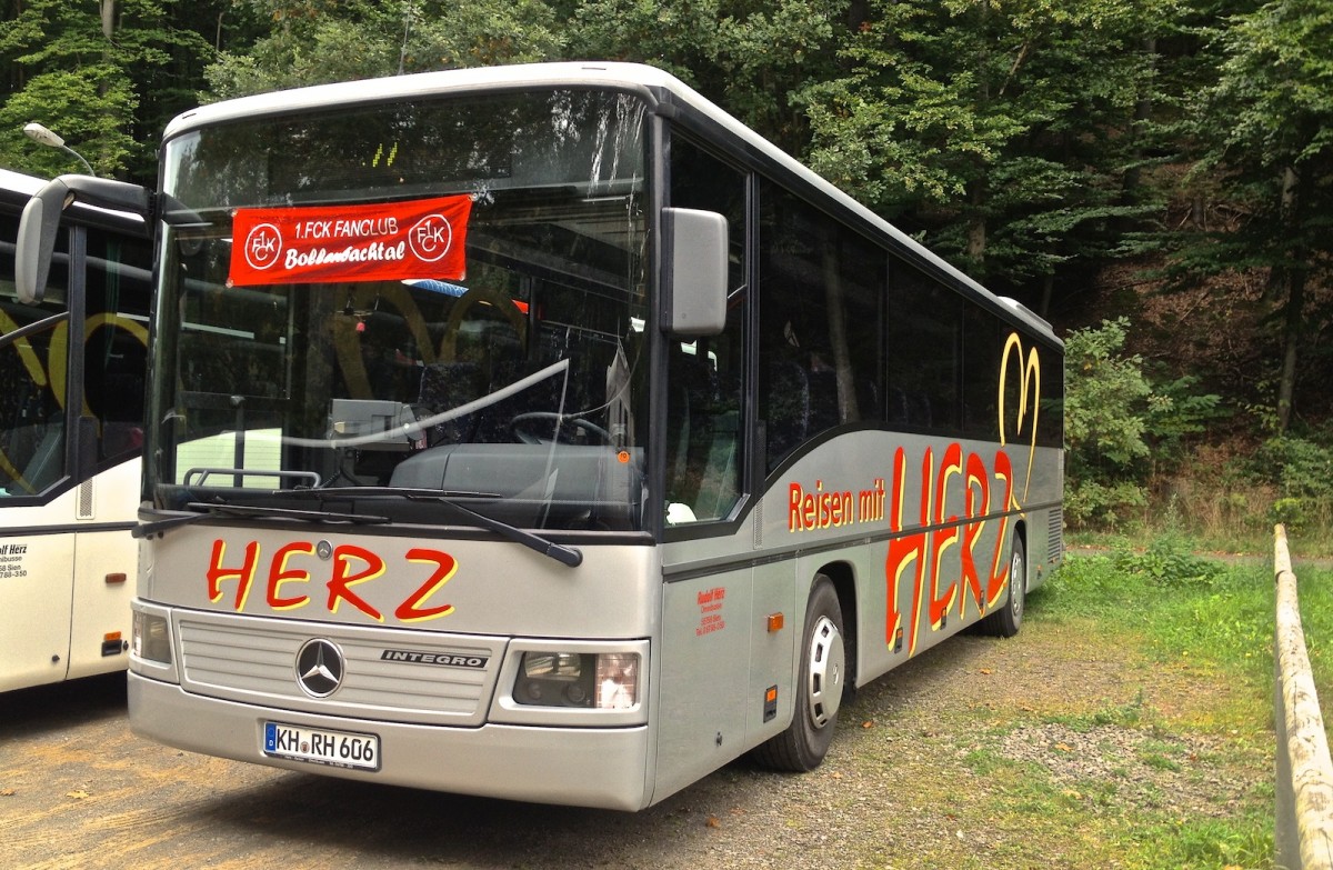 Dieser Mercedes-Benz Integro von Herz Reisen aus Sien stand whrend eines Bundesligaspiels des 1.FCK auf einem Parkplatz und wartete auf seinen Einsatz.
