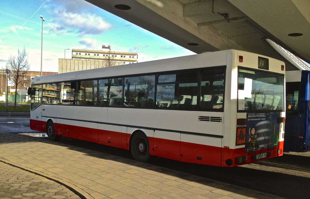 Dieser Mercedes-Benz O 407 war am 23.12.2013 am Hauptbahnhof Ludwigshafen abgestellt.