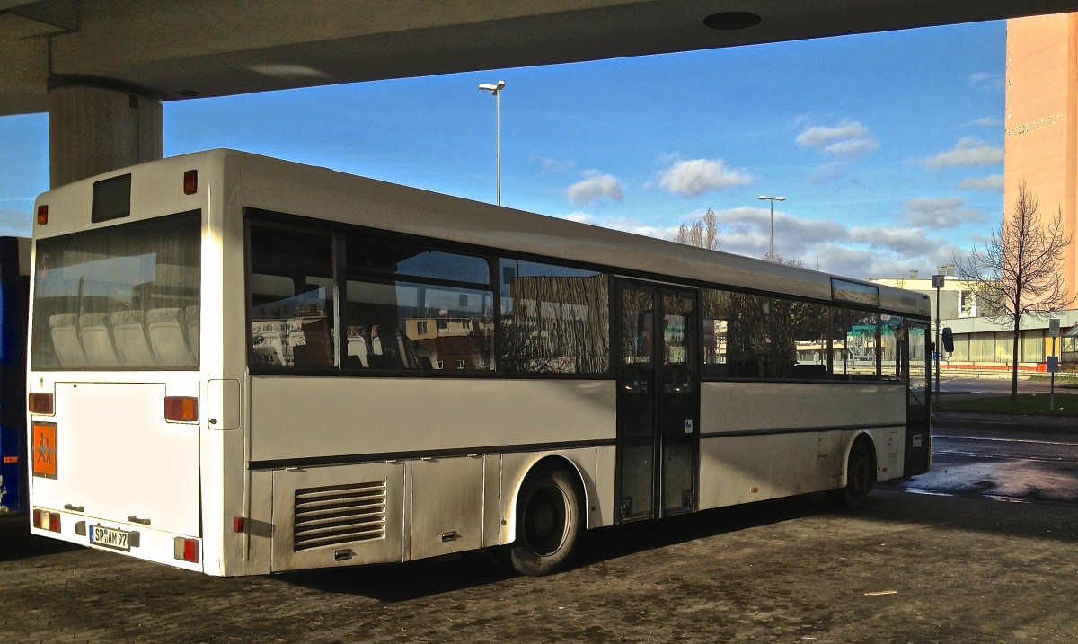 Dieser Mercedes-Benz O 407 war am 23.12.2013 am Hauptbahnhof Ludwigshafen abgestellt.