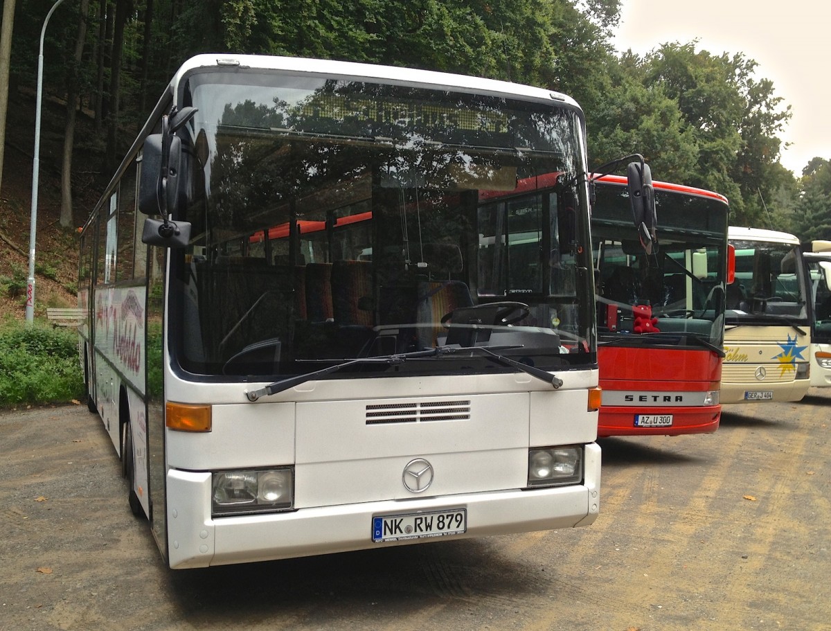 Dieser Mercedes-Benz O 408 aus Neunkirchen stand whrend eines Bundesligaspiels des 1.FCK auf einem Parkplatz und wartete auf seinen Einsatz.
