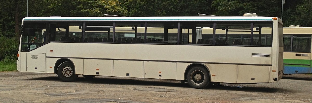 Dieser Mercedes-Benz O 408 von Imfeld Reisen aus Landstuhl stand whrend eines Bundesligaspiels des 1.FCK auf einem Parkplatz und wartete auf seinen Einsatz.
