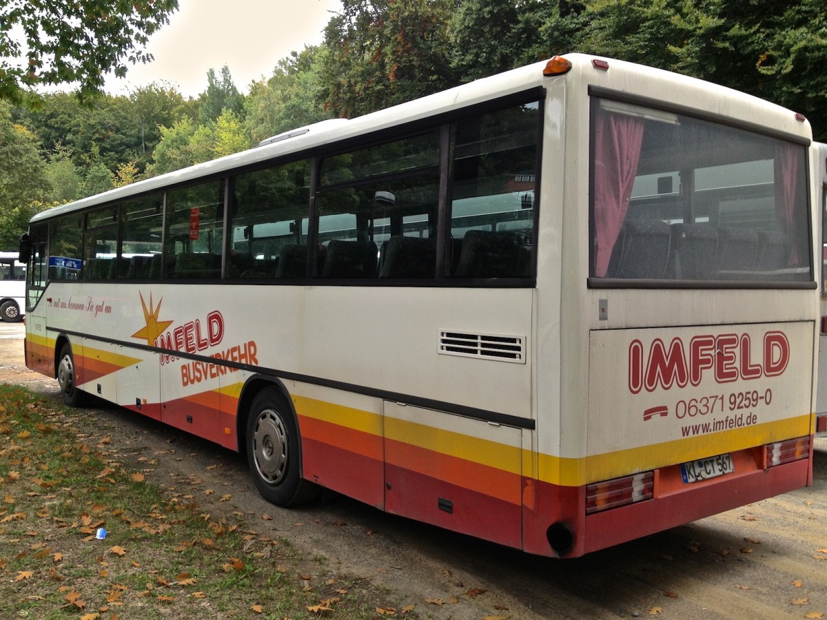 Dieser Mercedes-Benz O 408 von Imfeld Reisen aus Landstuhl stand whrend eines Bundesligaspiels des 1.FCK auf einem Parkplatz und wartete auf seinen Einsatz.
