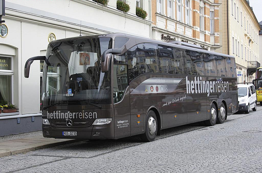 Dieser Mercedes Tourismo Reisebus von Hettinger Reisen stand am 1.11.2013
am Marktplatz in Annaberg - Buchholz im Erzgebirge.