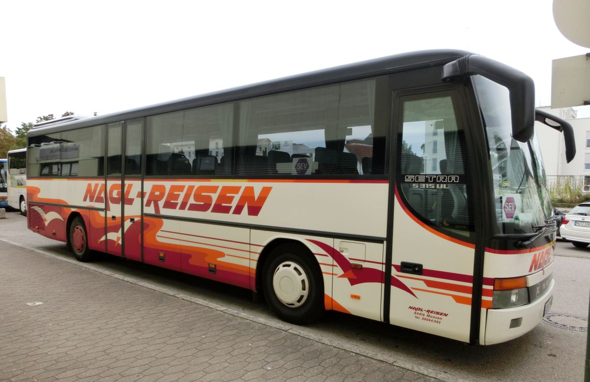 Dieser Setra S 315 UL-GT gehört zu Nagl-Reisen aus Moosen/Vils bei Taufkirchen/Vils. Gebaut worden sein dürfte er 1999, ausgestattet ist er mit 49+2 Schlafsitzen vom Modell EC. Der Antrieb besteht - wie beim S 315 UL üblich - aus einem Reihensechszylinder Typ MB OM 447 hLA und einem Sechsgang-Schaltgetriebe.
Aufnehmen konnte ich ihn hier am 2. 9. 2013 vor dem Bahnhof in Mühldorf/Inn, als er auf einem (busmäßig äußerst sehenswerten) Schienenersatzverkehr zwischen Mühldorf und Dorfen (Bahnstrecke Mühldorf - München) zum Einsatz kam.