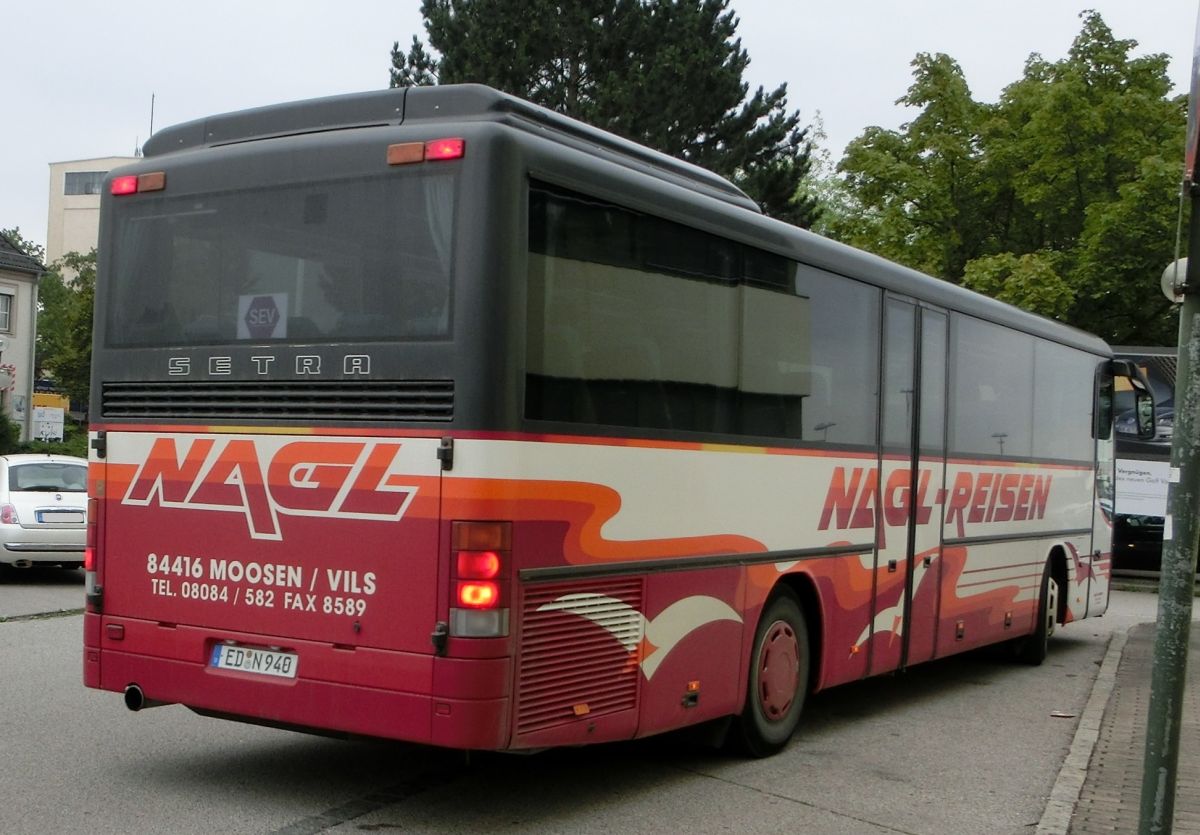 Dieser Setra S 315 UL-GT gehört zu Nagl-Reisen aus Moosen/Vils bei Taufkirchen/Vils. Gebaut worden sein dürfte er 1999, ausgestattet ist er mit 49+2 Schlafsitzen vom Modell EC. Der Antrieb besteht - wie beim S 315 UL üblich - aus einem Reihensechszylinder Typ MB OM 447 hLA und einem Sechsgang-Schaltgetriebe.
Aufnehmen konnte ich ihn hier am 28. 8. 2013 vor dem Bahnhof in Mühldorf/Inn, als er auf einem (busmäßig äußerst sehenswerten) Schienenersatzverkehr zwischen Mühldorf und Dorfen (Bahnstrecke Mühldorf - München) zum Einsatz kam.