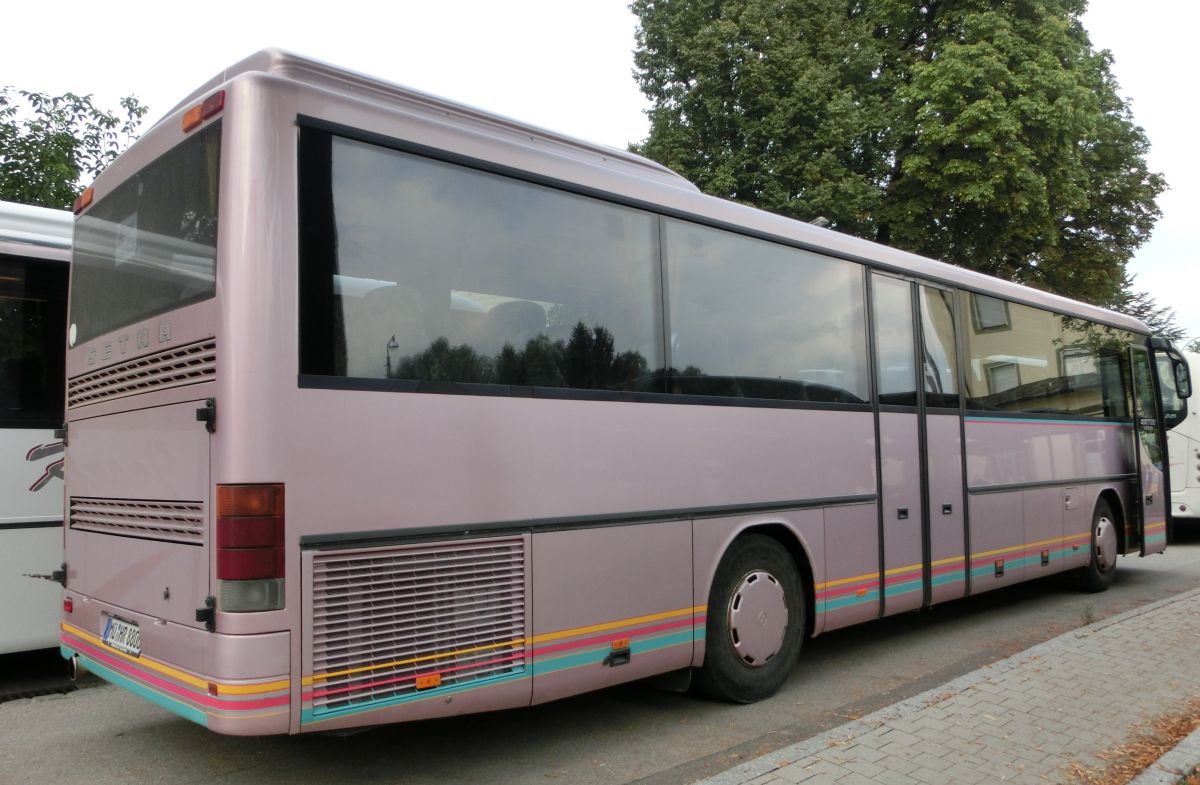 Dieser Setra S 315 UL-GT hat zwar keine Aufschrift, gehört aber höchstwahrscheinlich zu Herzog Reisen aus Spanbruck bei Schwindegg. Er müsste Jahrgang 2000 sein, hat 51+1 Schlafsitze vom Modell 'Top' (mit kippbarer Sitzbank am Mitteleinstieg) und wird, wie es für den S 315 UL typisch ist, von einem Reihensechszylinder, der ein MB OM 447 hLA sein dürfte, und einem Sechsgang-Schaltgetriebe angetrieben.
Vorbesitzer des Fahrzeugs war die inzwischen aufgelöste Fa. Kuchenmeister aus dem fränkischen Breitbrunn, die sich von dem Bus aufgrund der Aufgabe des Betriebs trennte.
Die Aufnahme entstand am 28. 8. 2013 am Bahnhof in Dorfen, als der Setra auf einem Schienenersatzverkehr zwischen Mühldorf/Inn und Dorfen (Bahnstrecke Mühldorf - München) eingesetzt wurde.