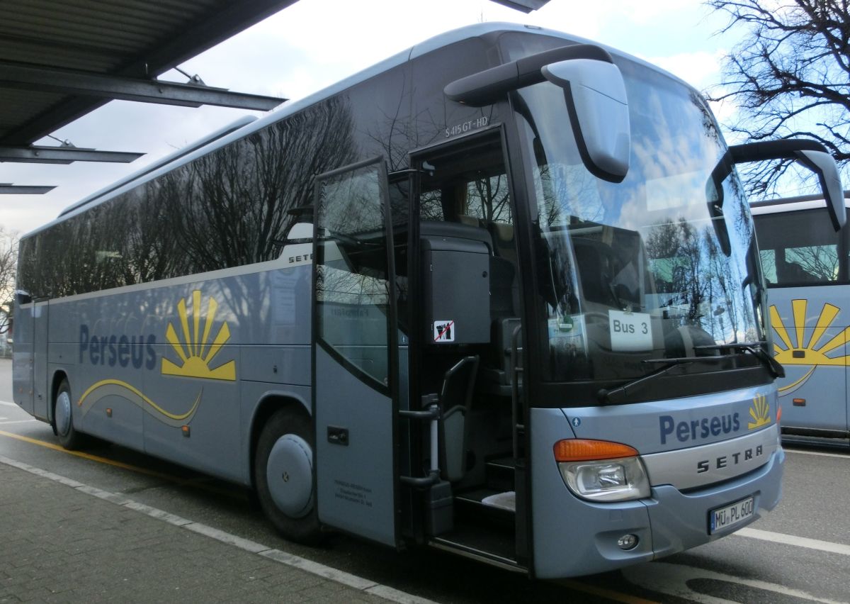 Dieser Setra S 415 GT-HD mit Hecktür ist seit 2012 im Fuhrpark von Perseus-Reisen aus Neumarkt-St. Veit. Zur Ausstattung gehören 42 Setra-Schlafsessel vom Modell 'Voyage Supreme' (zzgl. Reiseleitersitz), eine TV-Anlage mit zwei ausfahrbaren Flachbildschirmen und ein Fußboden in dunkler Holzoptik. Aufgrund der Hecktür befinden sich bei diesem Fahrzeug die Bordküche und die Toilette im Heck. Angetrieben wird Reisebus aus der Setra ComfortClass von einem Reihensechszylinder Typ MB OM 457 LA (BlueTecEEV) mit 315 kW (428 PS) und dem Sechsgang-Schaltgetriebe MB GO 210-6.
Aufgenommen wurde er hier am 2. 4. 2015 am Bahnhof in Ampfing, als er auf einem Schienenersatzverkehr zwischen Mühldorf/Inn und Ampfing (Bahnstrecke Mühldorf - München) im Einsatz war.