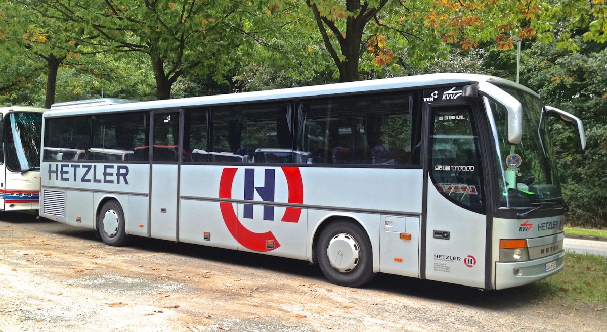 Dieser Setra S315 UL-GT von Hetzler aus Herxheim stand whrend eines Bundesligaspiels des 1.FCK auf einem Parkplatz und wartete auf seinen Einsatz.
