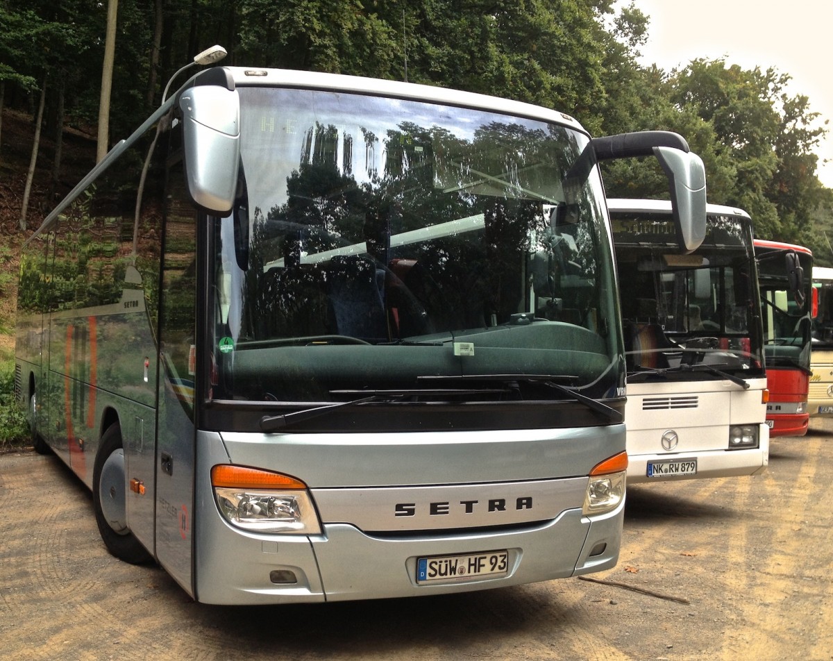 Dieser Setra S415 UL-GT von Hetzler Reisen aus Herxheim stand whrend eines Bundesligaspiels des 1.FCK auf einem Parkplatz und wartete auf seinen Einsatz.
