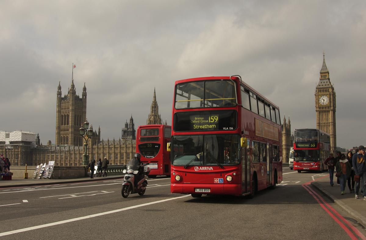 Doppelstockbus VLA 156 von Arriva auf der Westminster Bridge vor Big Ben am 20.03.2014.