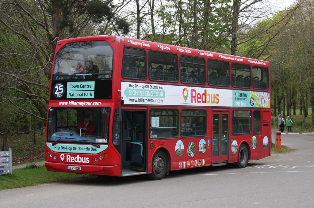 Doppelstckiger Rundfahrtbus auf Parkplatz am House Mukross in Irland am 12.4.2017.