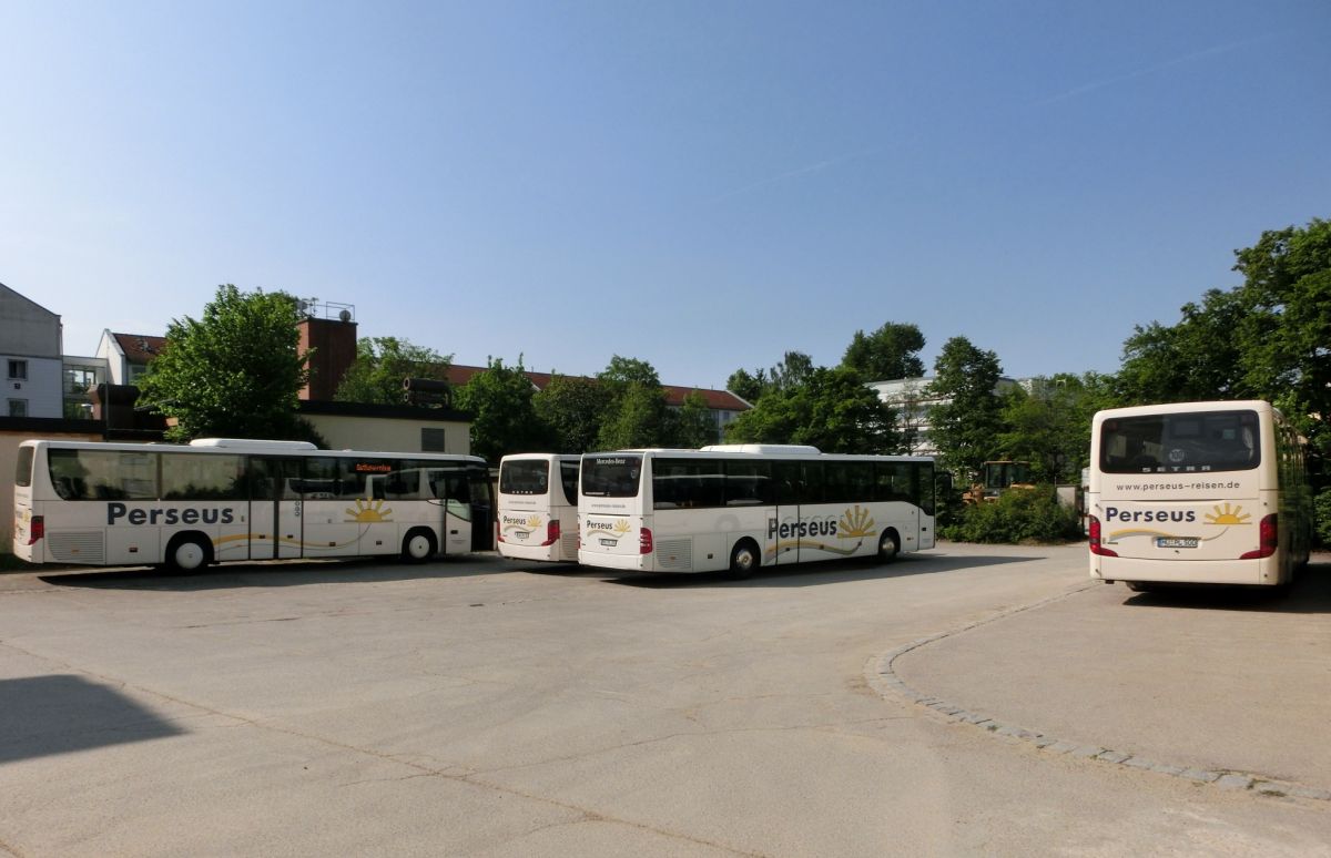 Drei Setra S 415 UL-SF und ein Mercedes-Benz Tourismo RH von Perseus-Reisen aus Neumarkt-St. Veit am 25. 5. 2014 bei bestem Wetter in Waldkraiburg abgestellt.