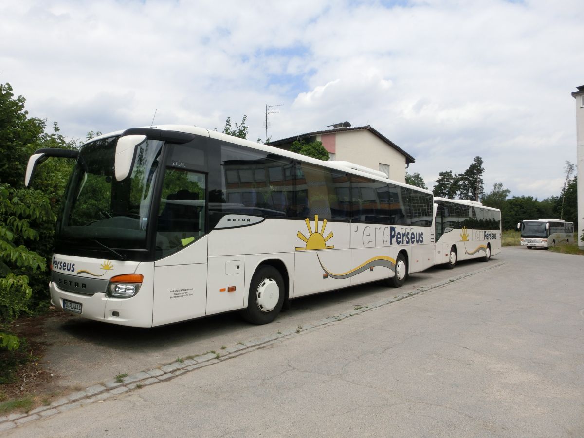 Drei Setra S 415 UL-SF (Jahrgänge 2012, 2009 und 2010) von Perseus-Reisen aus Neumarkt-St. Veit am 21. 6. 2014 auf dem Waldkraiburger Abstellplatz der Firma. Alle drei haben 49 Schlafsitze (kippbare Sitzbank an der Mitteltür; 2 Reiseleitersitze zusätzlich möglich), Matrix-Zielanzeigen und einen Rollstuhllift. Der Antriebsstrang der Fahrzeuge setzt sich aus dem Reihensechszylinder MB OM 457 hLA mit 260 kW und dem Sechsgang-Schaltgetriebe MB GO 190 zusammen.