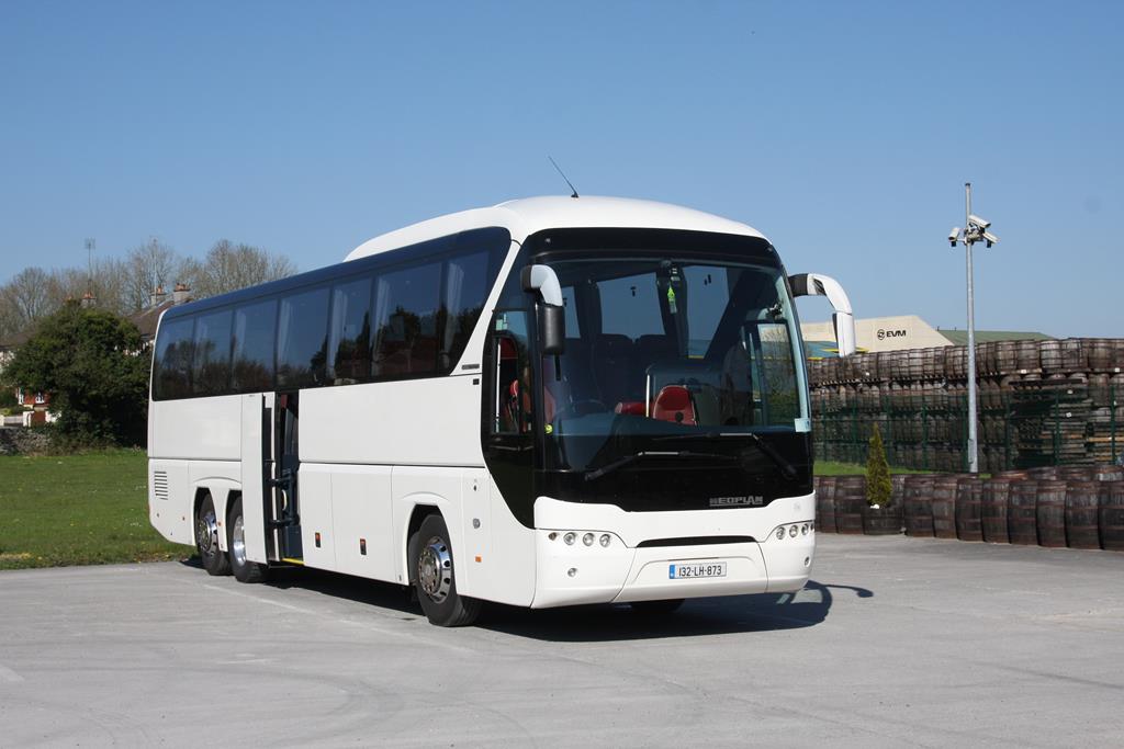 Dreiachser Neoplan Reisebus am 9.4.2017 in Kilbeggan in Irland.