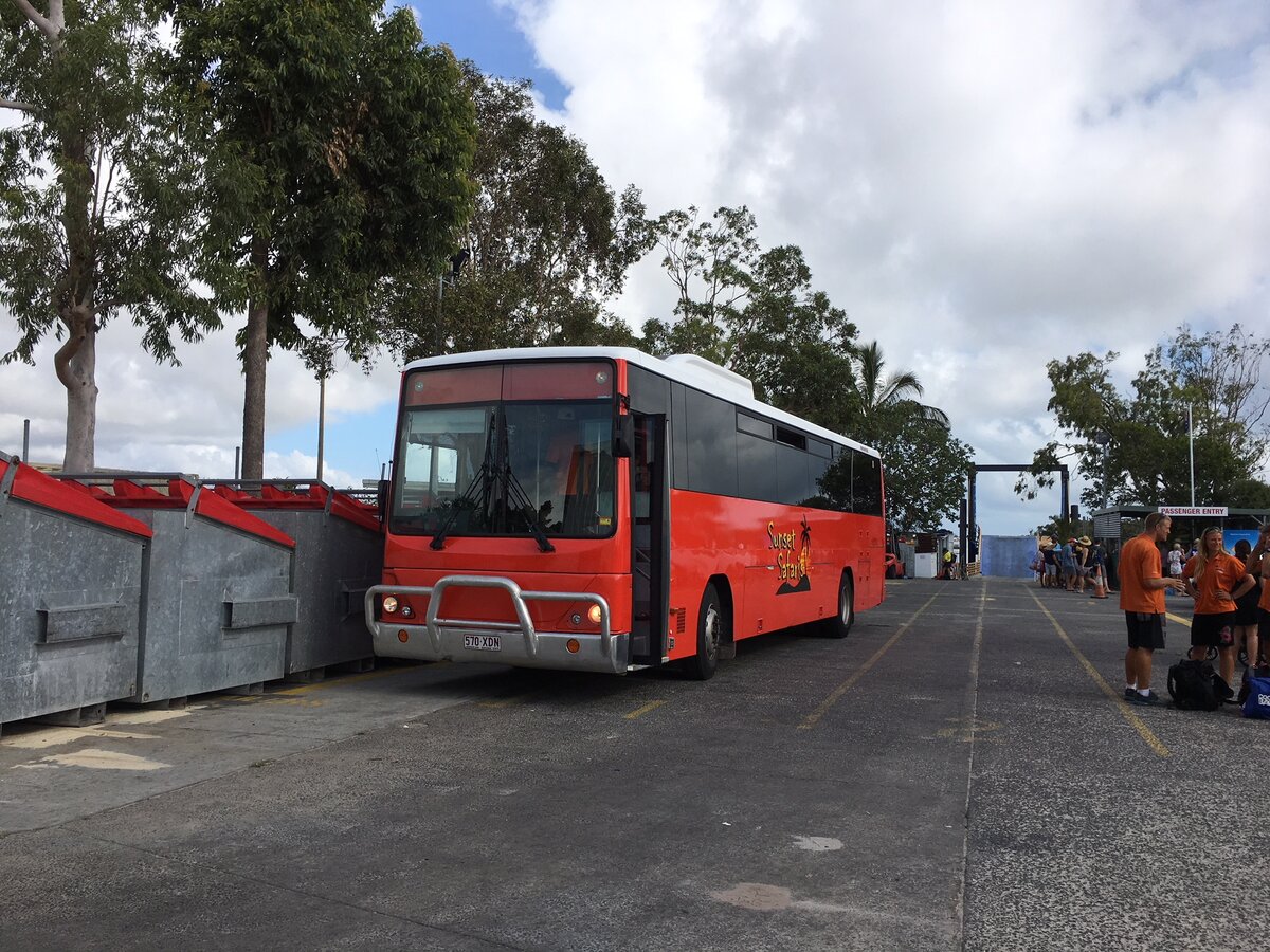(E 18.1) - Sunset Safaris, Beenleigh - 570-XDN - Irisbus (ex CDC Queensland, Gladstone; ex Calliope Coaches, Calliope) am 26. Januar 2018 in Fraser Island