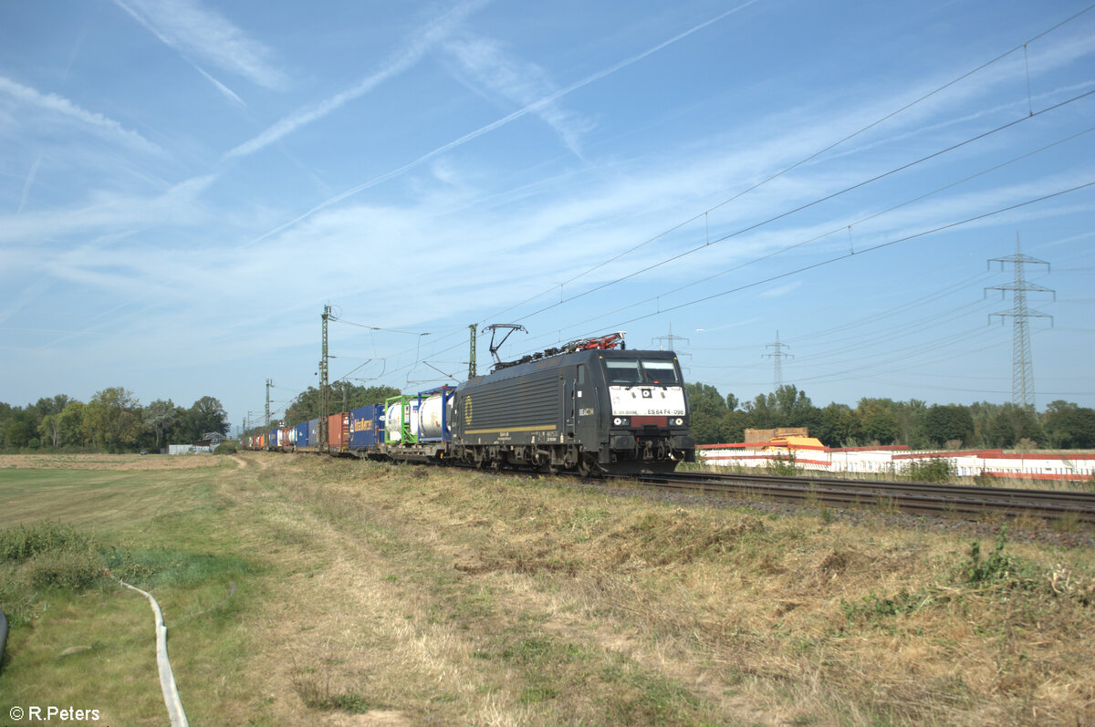 E189 998SE alias ES64 F4 098 zieht mit einem KLV-Zug durch die Netztrennstelle Mainz-Bischofsheim. 01.09.24