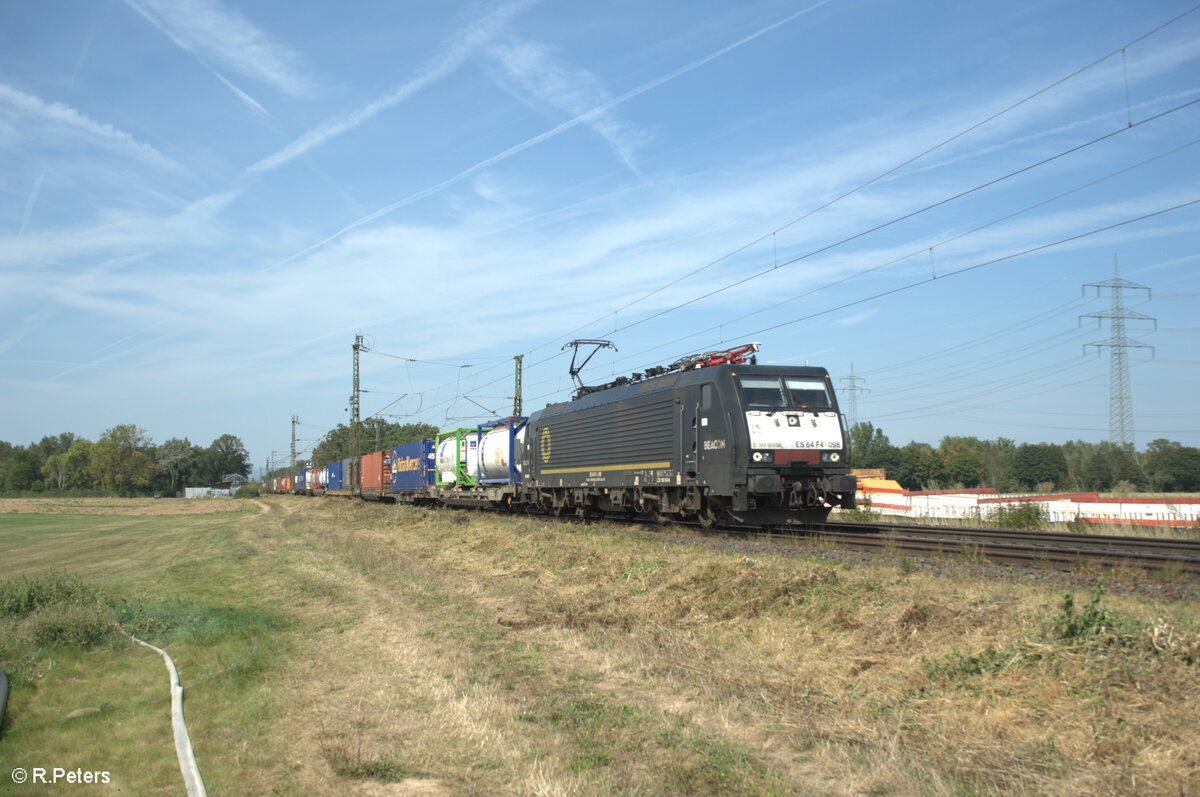 E189 998SE alias ES64 F4 098 zieht mit einem KLV-Zug durch die Netztrennstelle Mainz-Bischofsheim. 01.09.24