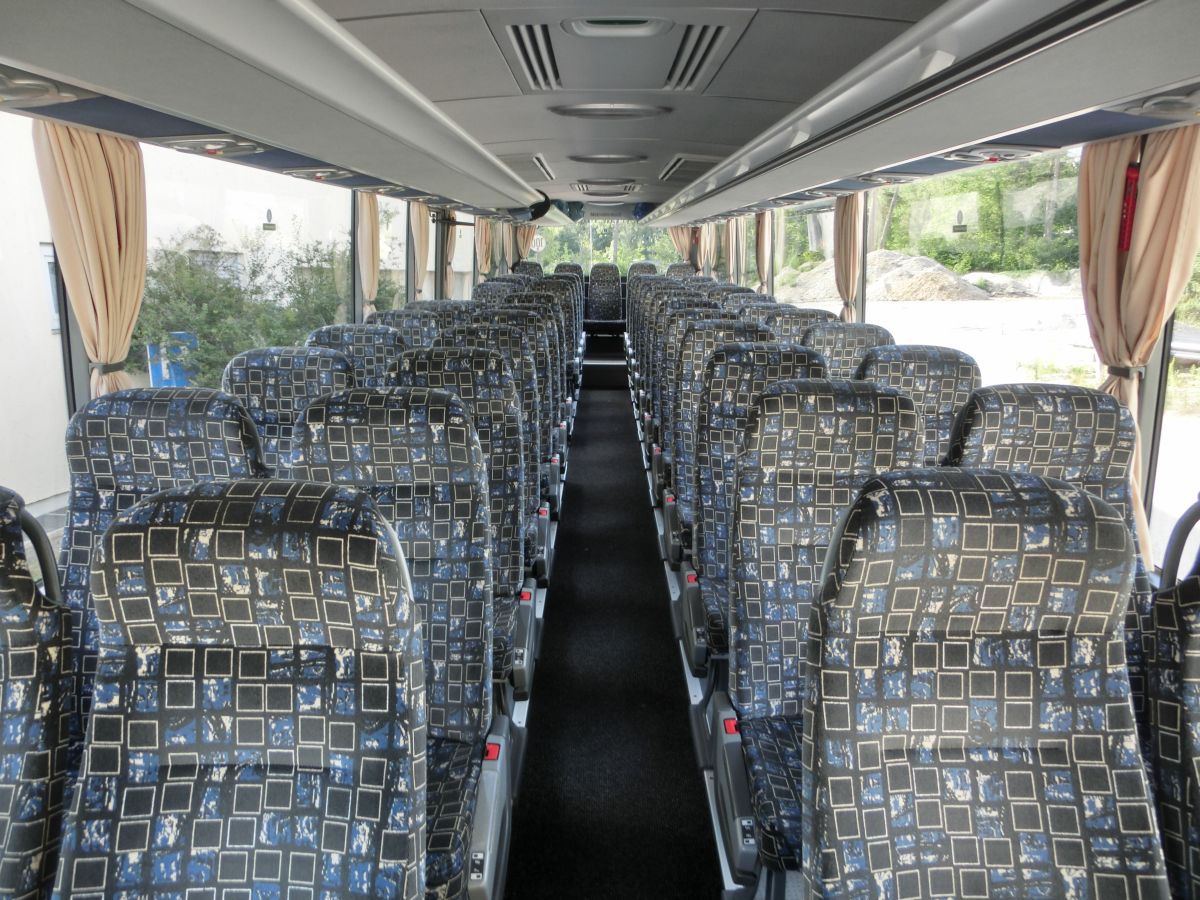 Ein Blick in den Fahrgastraum eines Mercedes-Benz Tourismo RH (Bj. 2009) von Perseus-Reisen aus Neumarkt-St. Veit. Hier sind 51 Schlafsessel mit Kurbelarmlehnen und Fußstützen verbaut, bis zu zwei Reiseleitersitze können zusätzlich eingebaut werden. Außerdem gibt es für den Fahrgast Düsenbelüftung und Leselampen sowie Vorhänge.