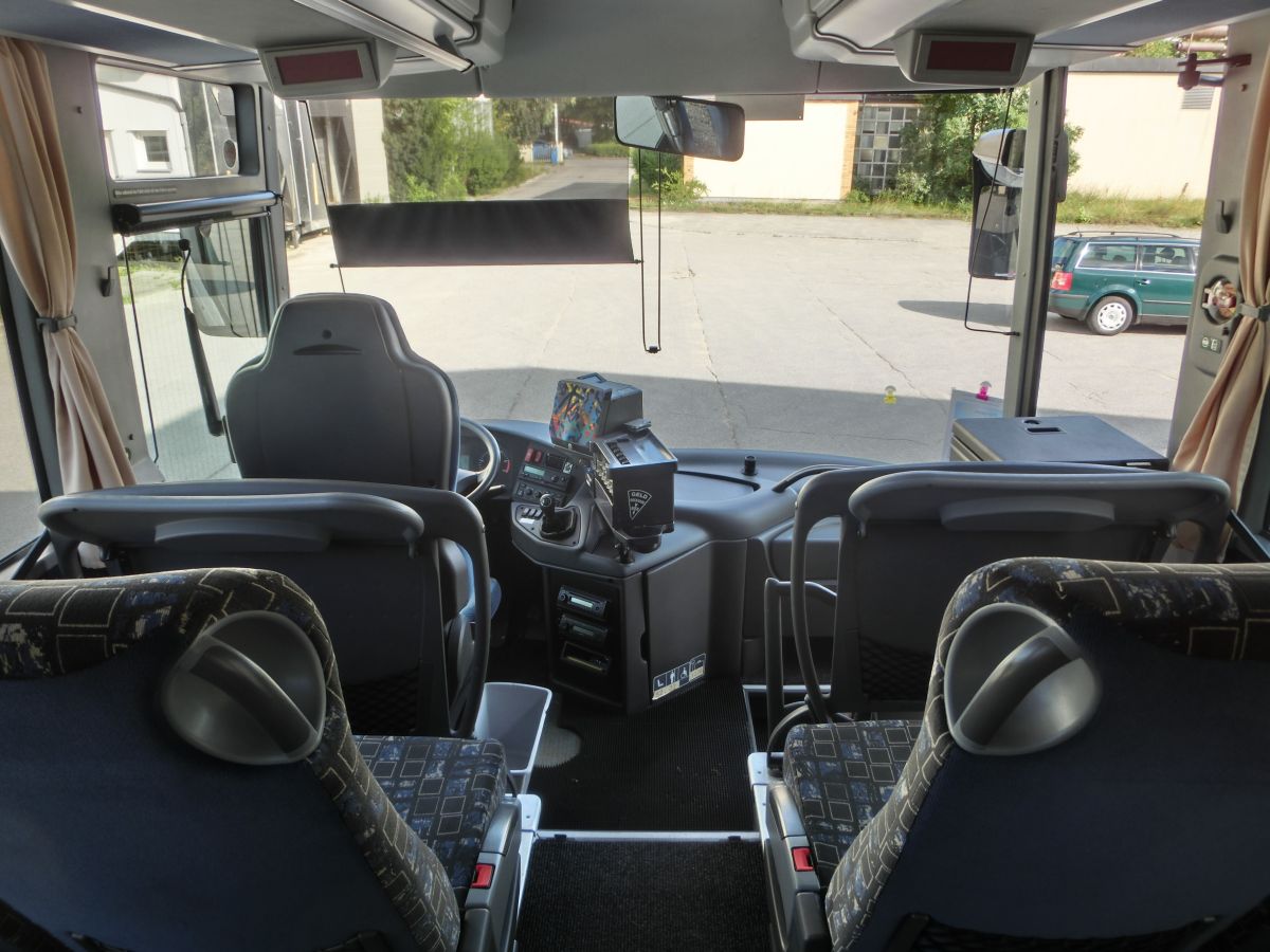 Ein Blick nach vorne hinaus in den Innenraum eines Mercedes-Benz Tourismo RH (Bj. 2009) von Perseus-Reisen aus Neumarkt-St. Veit. In diesem Fahrzeug sind 51 Schlafsessel mit Kurbelarmlehnen und Fußstützen verbaut, bis zu zwei Reiseleitersitze können zusätzlich eingebaut werden. Außerdem gibt es für den Fahrgast Düsenbelüftung und Leselampen sowie Vorhänge.