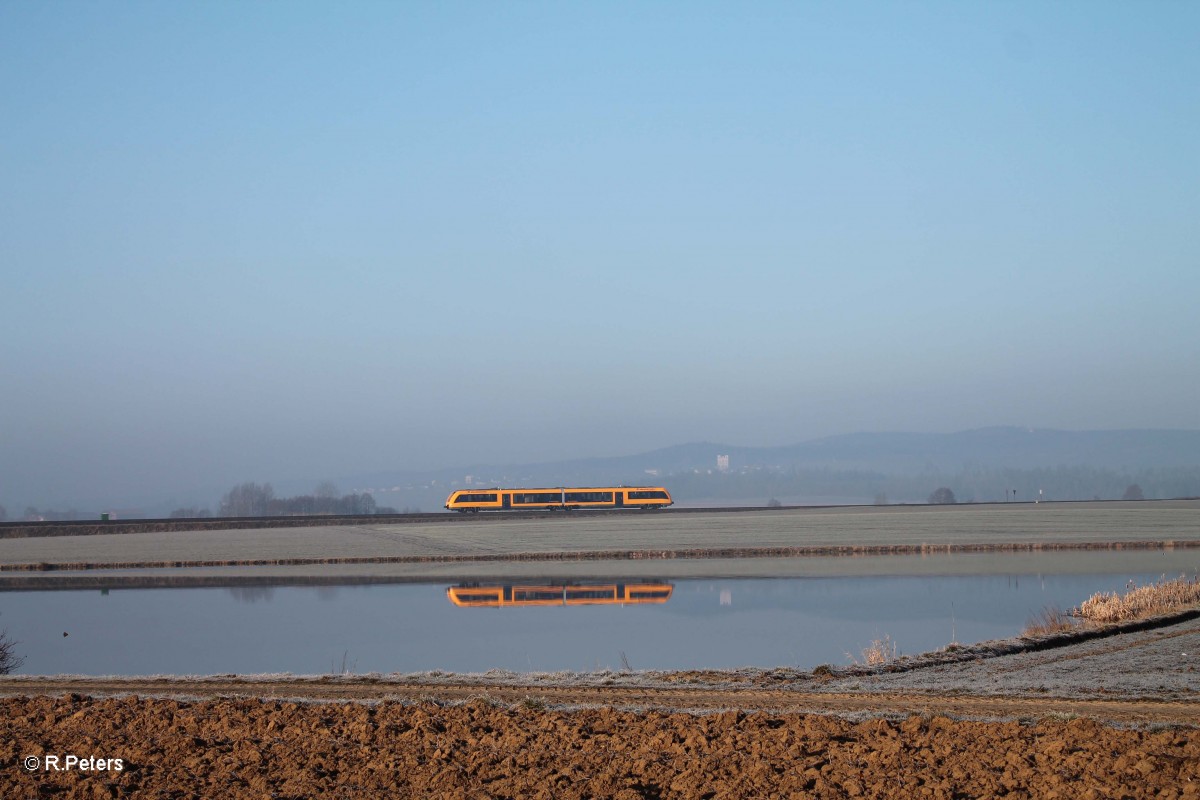 Ein Coradia LINT41 der Oberpfalzbahn als OPB79706 Schwandorf - Marktredwitz auf Schulungsfahrt bei Oberteich, im Hintergrund sieht man die Wallfahrtskirche Maria Hilf von Fuchsm�hl. 18.03.16