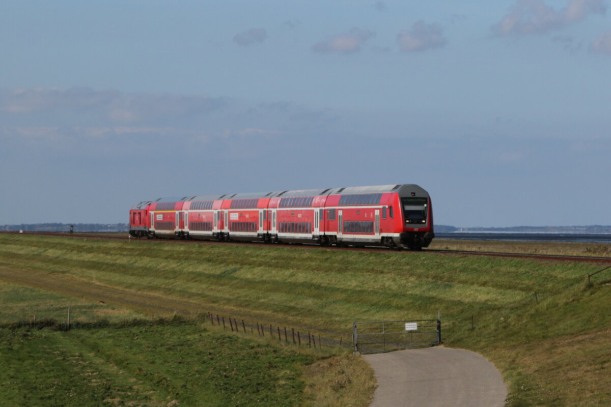 Ein Doppelstockzug geschoben von 245 004 aus Westerland kommend am 15. September 2023 bei Klanxb�ll.