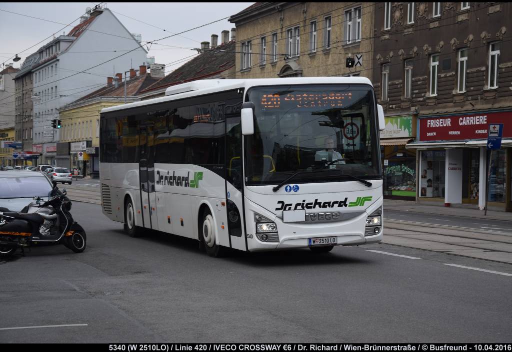 Ein IVECO CROSSWAY €6 von Dr. Richard (Wien) unterwegs auf der Linie 420 nahe der Wiener Stadtgrenze.