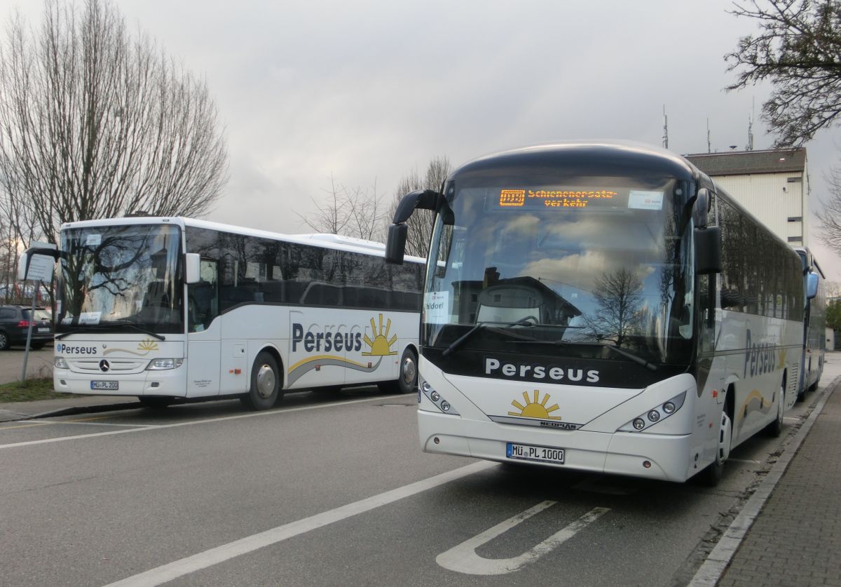 Ein Mercedes-Benz Tourismo RH und ein Neoplan Trendliner N 3516 Ü von Perseus-Reisen aus Neumarkt-St. Veit, hier eingesetzt auf einem Schienenersatzverkehr zwischen Mühldorf/Inn und Ampfing (Bahnstrecke Mühldorf - München). Sie warten gerade am Ampfinger Bahnhof auf die nächste Gruppe Bahnfahrgäste aus München, um diese weiter nach Mühldorf zu befördern.
Die Aufnahme entstand am 2. 4. 2015.