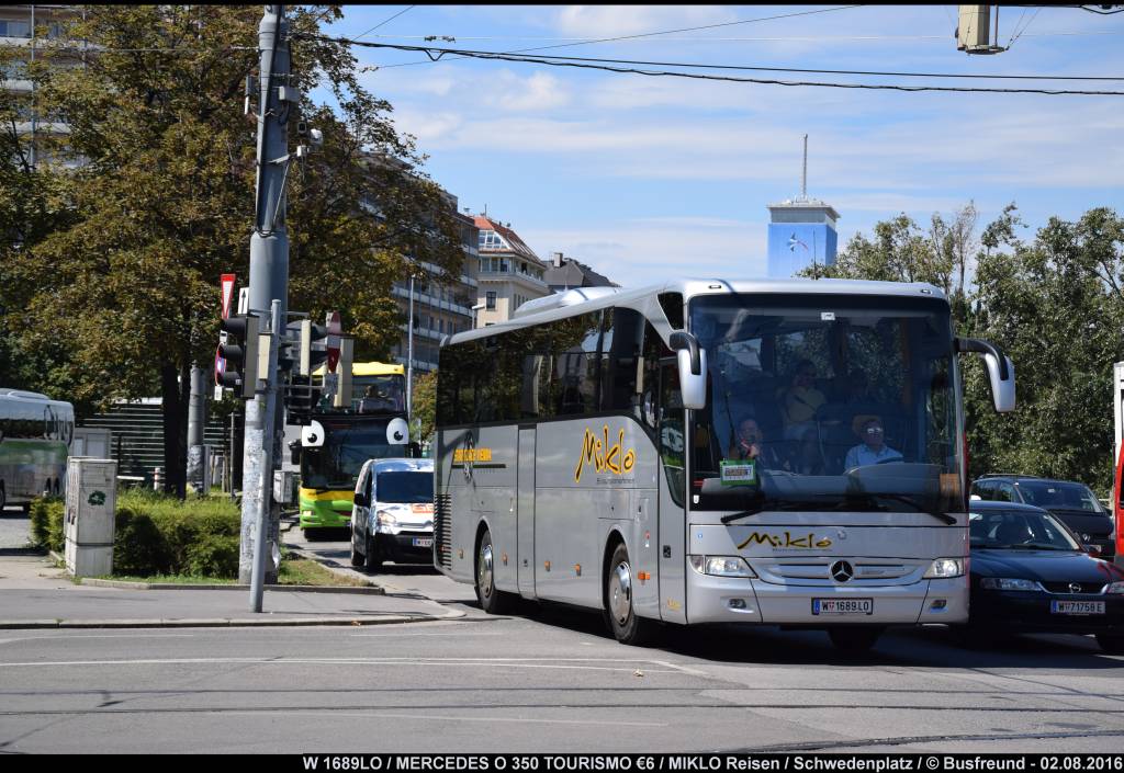 Ein MERCEDES O 350 TOURISMO von der Fa. Miklo Reisen (Wien) unterwegs in der Wiener Innenstadt.