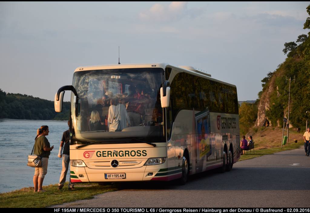 Ein MERCEDES TOURISMO der Fa. Gerngross Reisen steht am Donauufer in Hainburg/Donau.