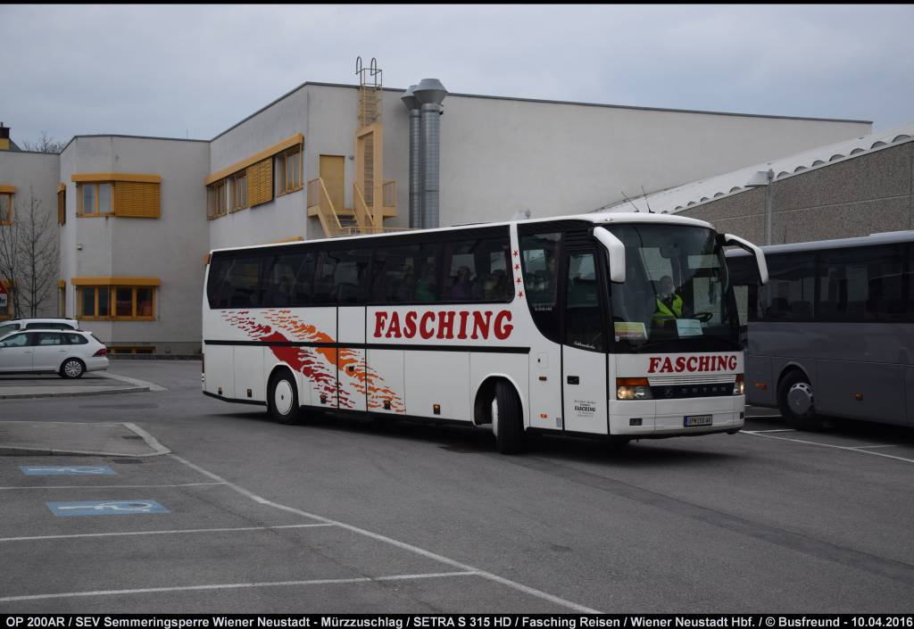 Ein schon etwas in die Jahre gekommener aber gut erhaltener SETRA S 315 HD von Fasching Reisen