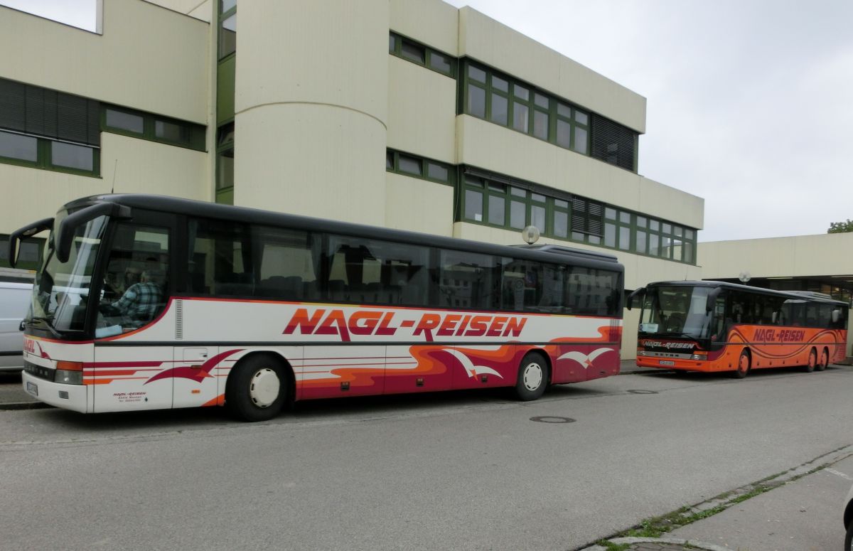 Ein Setra S 315 UL-GT und ein Setra S 319 UL-GT von Nagl-Reisen aus Moosen/Vils bei Taufkirchen/Vils, eingesetzt auf einem busmäßig sehr interessanten Schienenersatzverkehr zwischen Mühldorf/Inn und Dorfen (Bahnstrecke Mühldorf - München).
Ablichten konnte ich die beiden schick gestalteten Kombibusse am 28. 8. 2013 vor dem Bahnhof in Mühldorf/Inn.