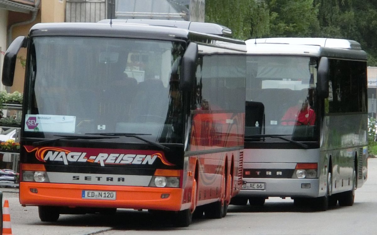 Ein Setra S 319 UL-GT von Nagl-Reisen aus Moosen/Vils bei Taufkirchen/Vils und ein Setra S 315 UL-GT von Deuschl aus Voldering bei Dorfen, eingesetzt auf einem busmig sehr interessanten Schienenersatzverkehr zwischen Mhldorf/Inn und Dorfen (Bahnstrecke Mhldorf - Mnchen).
Hier am 2. 9. 2013 am Bahnhof in Dorfen.