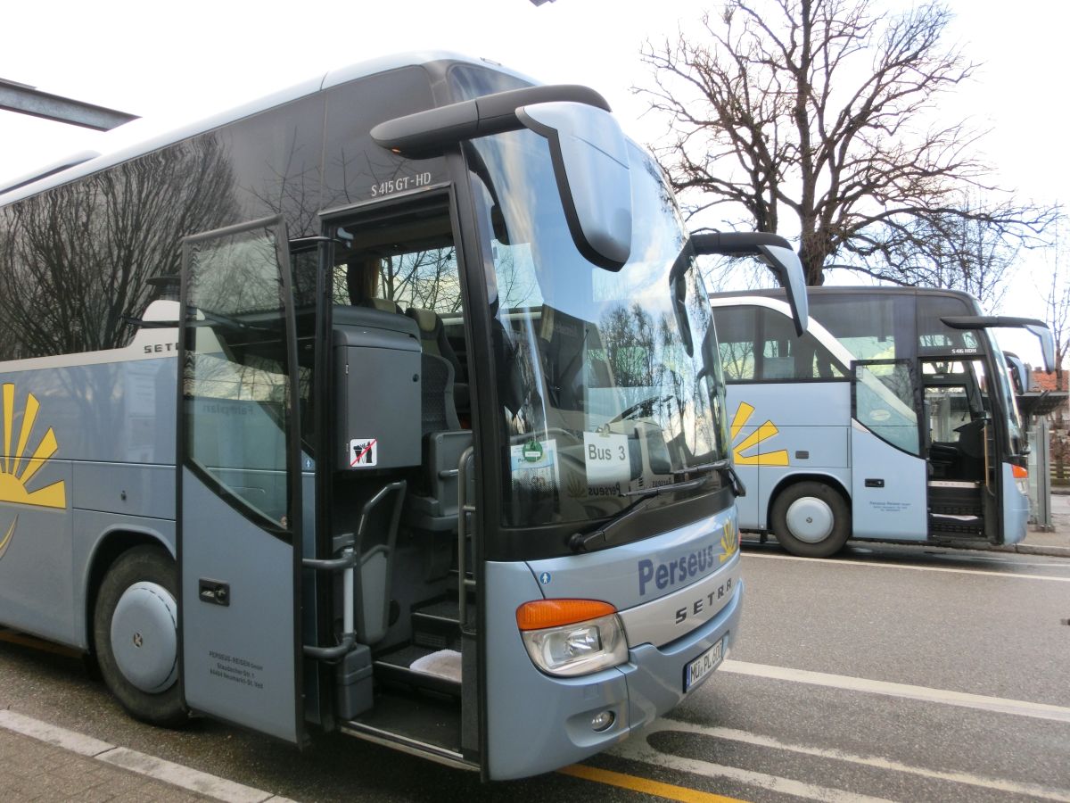 Ein Setra S 415 GT-HD mit Hecktür und ein Setra S 416 HDH der '100 Jahre Otto Kässbohrer Edition' von Perseus-Reisen aus Neumarkt-St. Veit am 2. 4. 2015 im Rahmen eines Schienenersatzverkehres zwischen Ampfing und Mühldorf/Inn (Bahnstrecke Mühldorf - München) am Bahnhof in Ampfing.