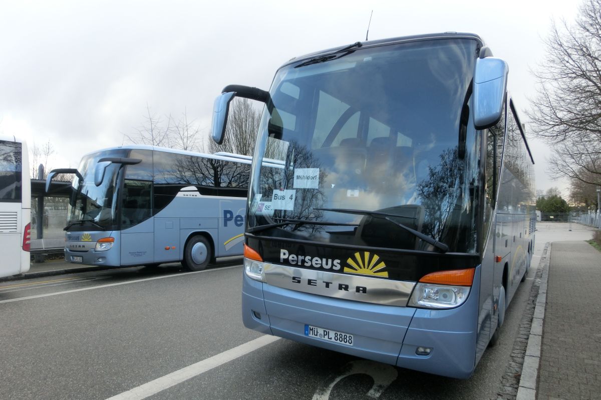 Ein Setra S 415 GT-HD mit Hecktür und ein Setra S 416 HDH der '100 Jahre Otto Kässbohrer Edition' von Perseus-Reisen aus Neumarkt-St. Veit am 2. 4. 2015 im Rahmen eines Schienenersatzverkehres zwischen Ampfing und Mühldorf/Inn (Bahnstrecke Mühldorf - München) am Bahnhof in Ampfing.