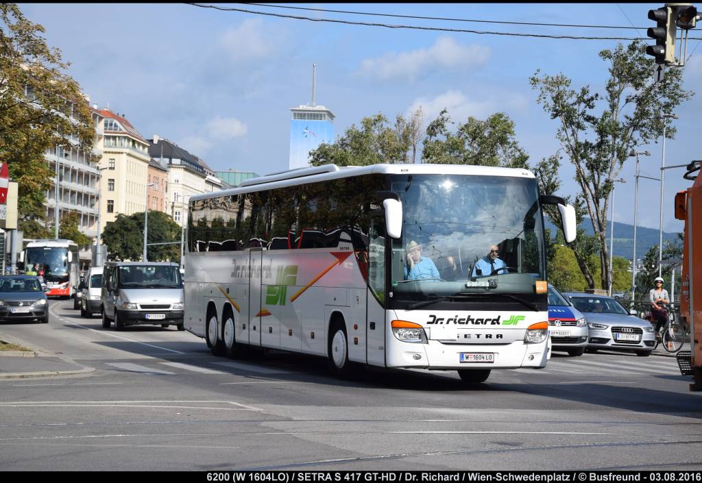 Ein SETRA S 417GT-HD von Dr. Richard (Wien) unterwegs in der Wiener Innenstadt.