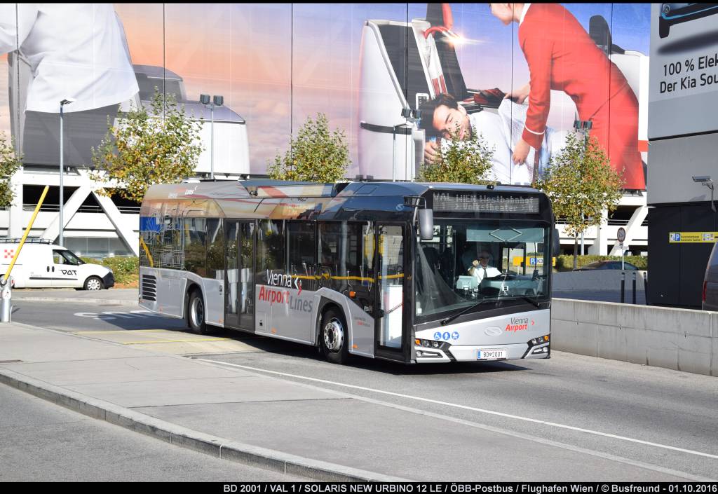 Ein SOLARIS NEW URBINO 12 LE der Vienna Airport Lines Flotte operated by Postbus bei der Einfahrt zum Terminal beim Flughafen Wien-Schwechat.