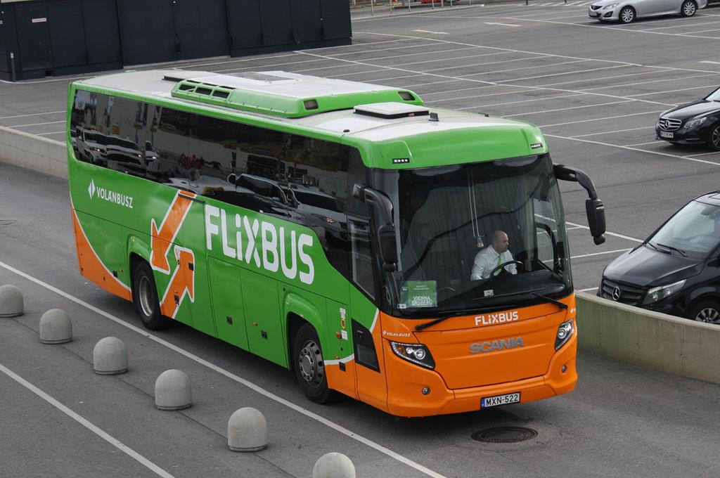 Ein ungarischer Scania Flixbus , Volanbus, erreicht hier am 8.10.2016 den Flughafen in Wien Schwechat.